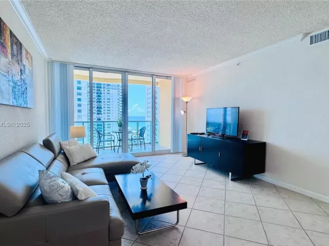 1-bedroom condo for sale in Hollywood - 2501 S Ocean Dr PH39 - MondialRealty