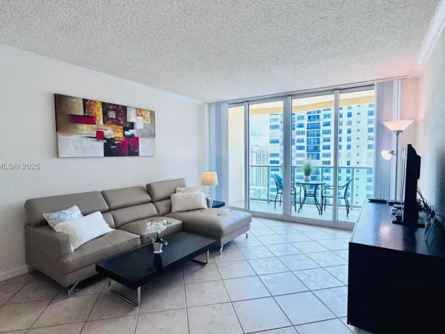 1-bedroom condo for sale in Hollywood - 2501 S Ocean Dr PH39 - MondialRealty