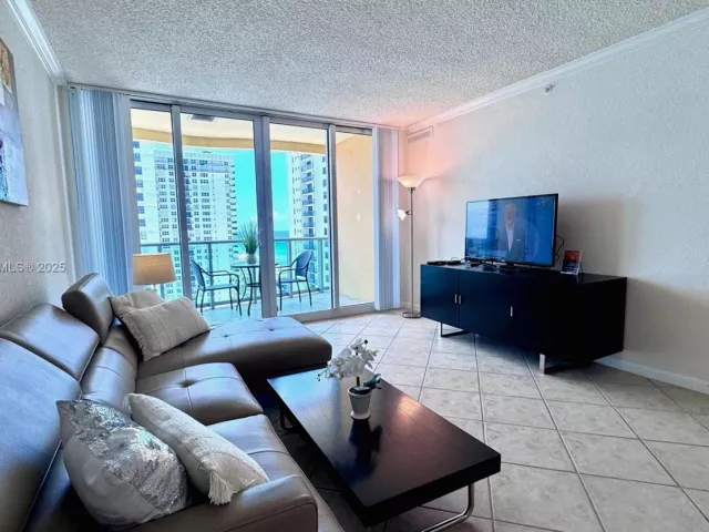 1-bedroom condo for sale in Hollywood - 2501 S Ocean Dr PH39 - MondialRealty