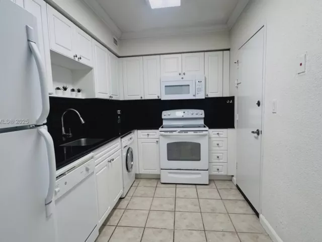 1-bedroom condo for sale in Hollywood - 2501 S Ocean Dr PH39 - MondialRealty