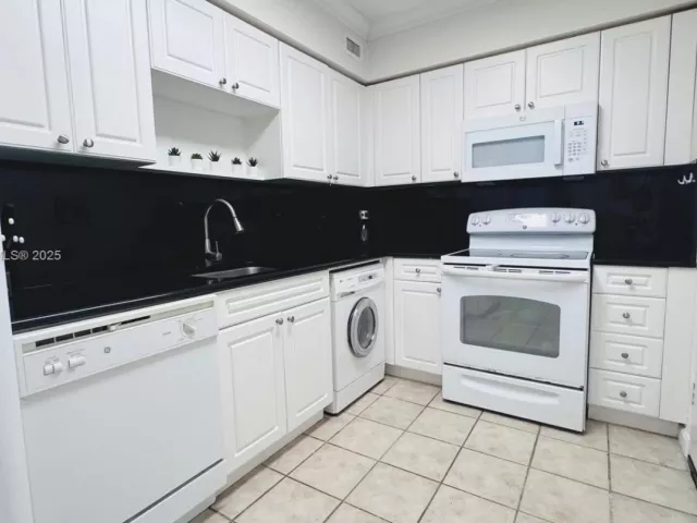 1-bedroom condo for sale in Hollywood - 2501 S Ocean Dr PH39 - MondialRealty