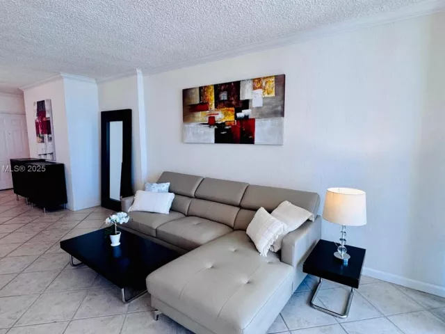 1-bedroom condo for sale in Hollywood - 2501 S Ocean Dr PH39 - MondialRealty