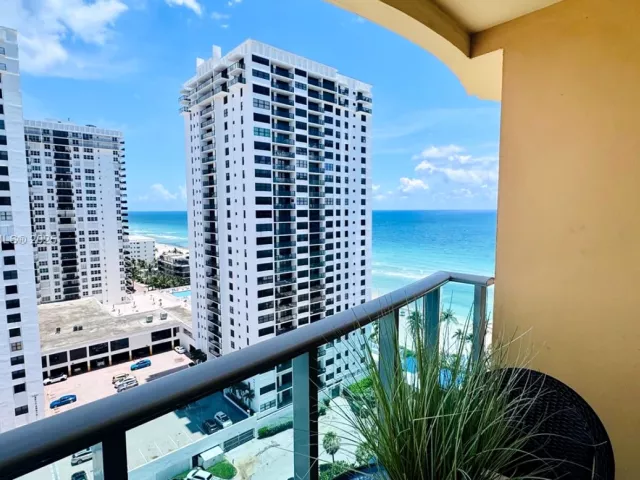 1-bedroom condo for sale in Hollywood - 2501 S Ocean Dr PH39 - MondialRealty