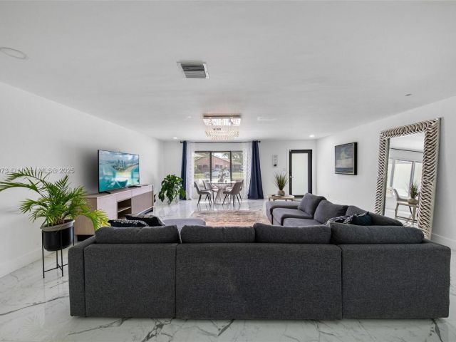 Home for sale at 2101 NW 14th Ave - photo 6233961