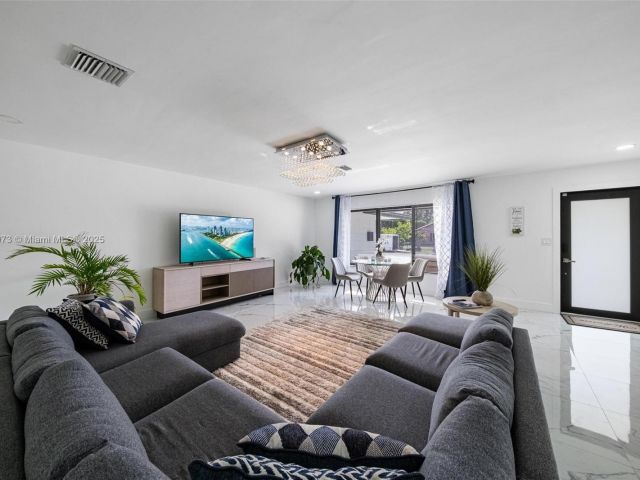 Home for sale at 2101 NW 14th Ave - photo 6233964