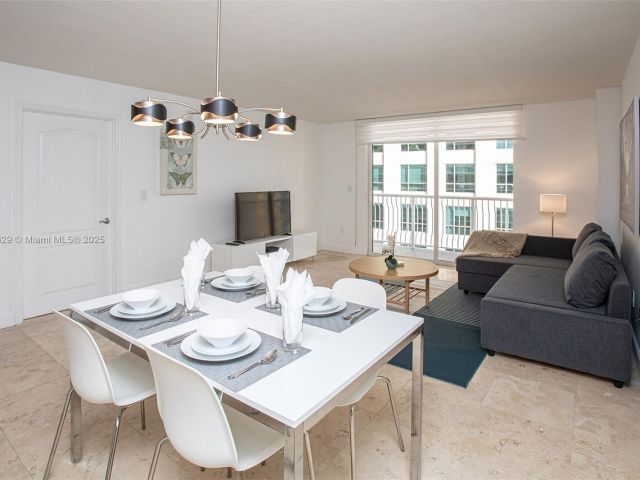 1-bedroom condo for rent in Miami - 1200 Brickell Bay Dr 2704 - MondialRealty