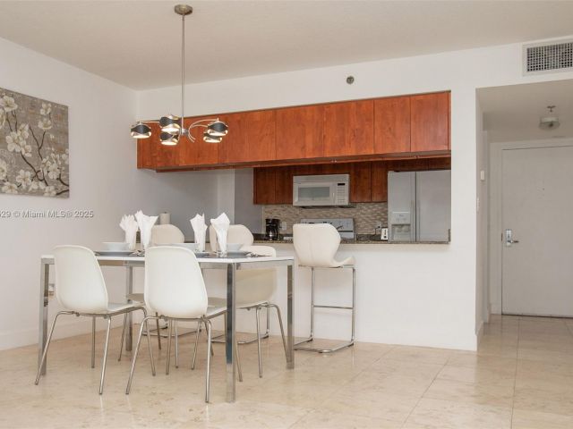 1-bedroom condo for rent in Miami - 1200 Brickell Bay Dr 2704 - MondialRealty