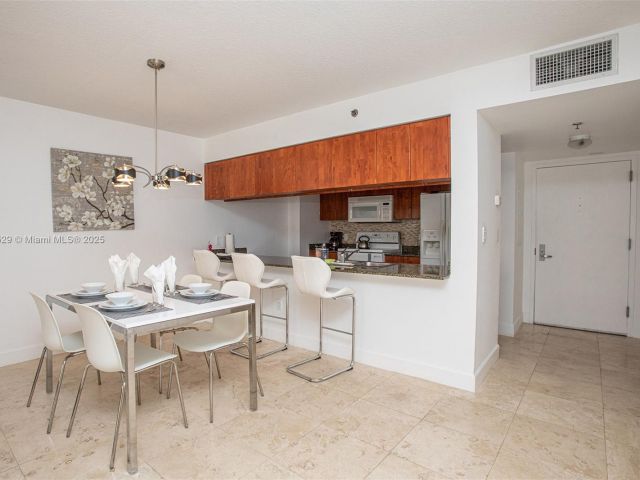1-bedroom condo for rent in Miami - 1200 Brickell Bay Dr 2704 - MondialRealty