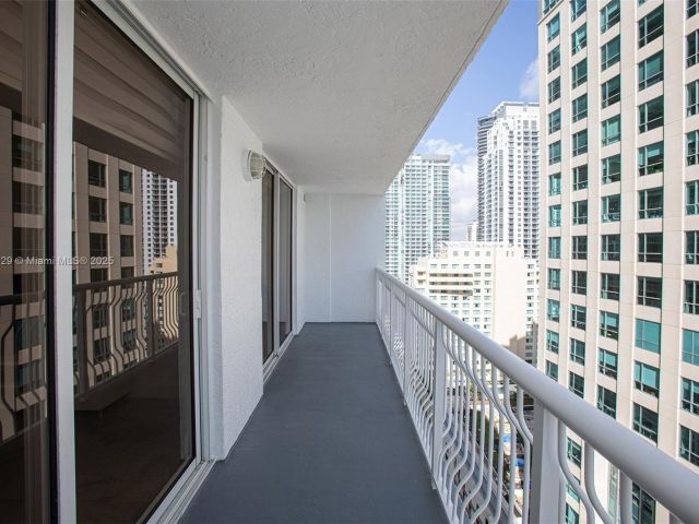 1-bedroom condo for rent in Miami - 1200 Brickell Bay Dr 2704 - MondialRealty