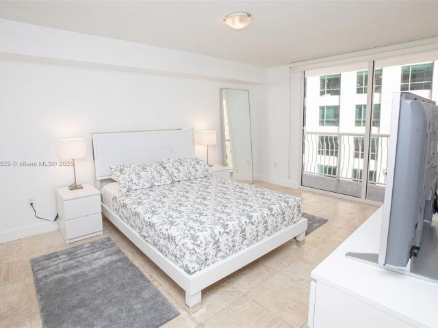 1-bedroom condo for rent in Miami - 1200 Brickell Bay Dr 2704 - MondialRealty