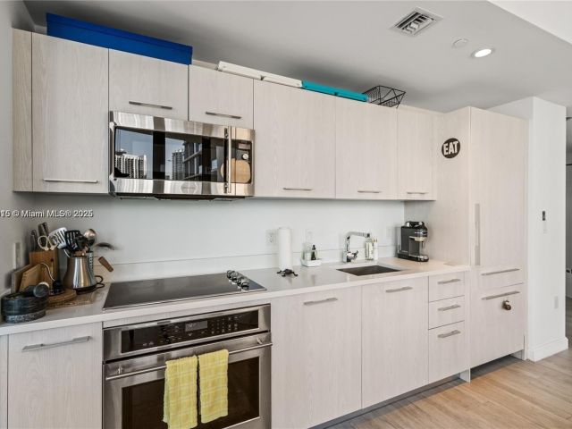 Apartment for sale  Unit #1801 - photo 6247453