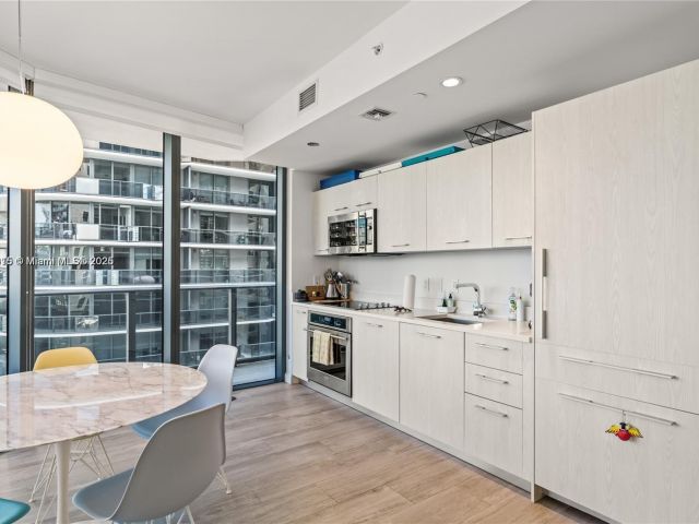 Apartment for sale  Unit #1801 - photo 6247457