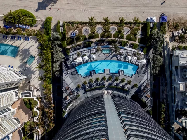 4-bedroom condo for sale in Sunny Isles Beach - 18555 Collins Ave 2303 - MondialRealty