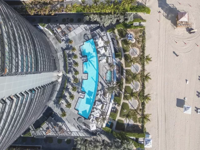 4-bedroom condo for sale in Sunny Isles Beach - 18555 Collins Ave 2303 - MondialRealty