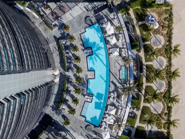 4-bedroom condo for sale in Sunny Isles Beach - 18555 Collins Ave 2303 - MondialRealty