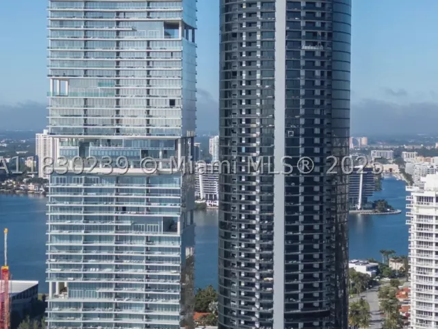 4-bedroom condo for sale in Sunny Isles Beach - 18555 Collins Ave 2303 - MondialRealty