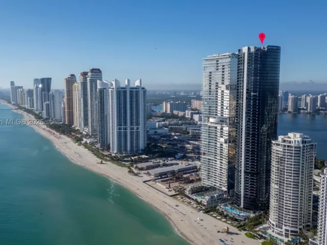 4-bedroom condo for sale in Sunny Isles Beach - 18555 Collins Ave 2303 - MondialRealty