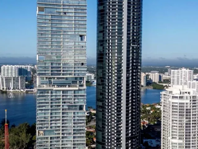 4-bedroom condo for sale in Sunny Isles Beach - 18555 Collins Ave 2303 - MondialRealty