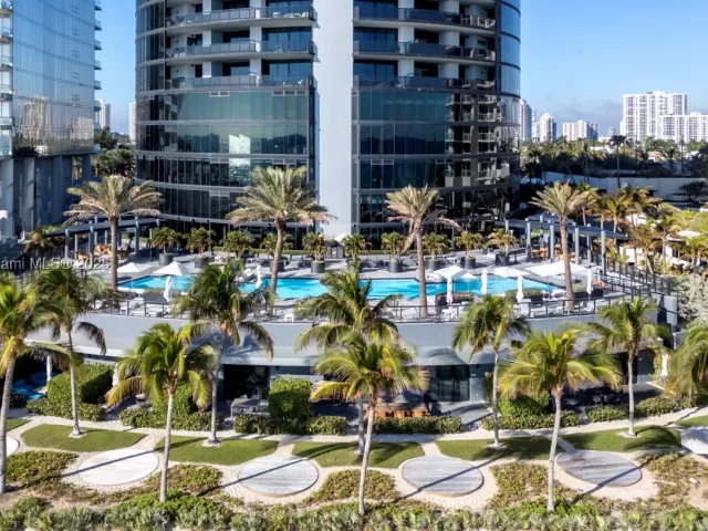 4-bedroom condo for sale in Sunny Isles Beach - 18555 Collins Ave 2303 - MondialRealty