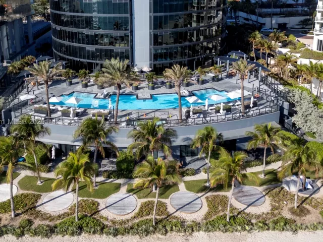 4-bedroom condo for sale in Sunny Isles Beach - 18555 Collins Ave 2303 - MondialRealty