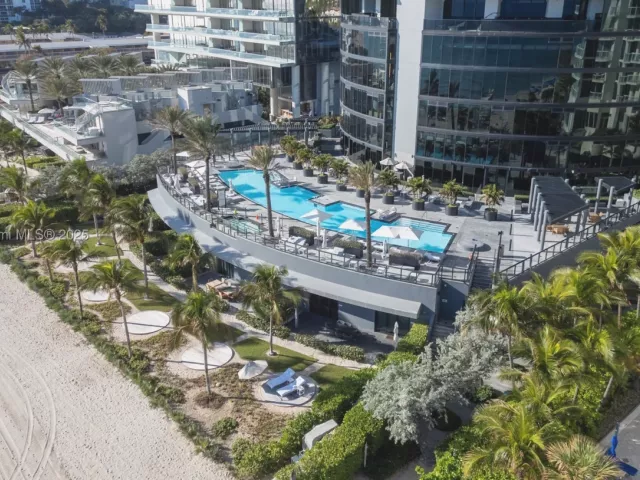 4-bedroom condo for sale in Sunny Isles Beach - 18555 Collins Ave 2303 - MondialRealty