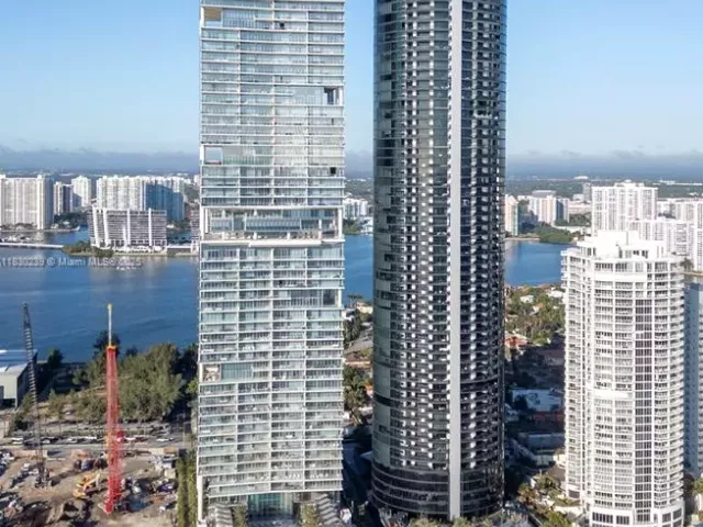 4-bedroom condo for sale in Sunny Isles Beach - 18555 Collins Ave 2303 - MondialRealty