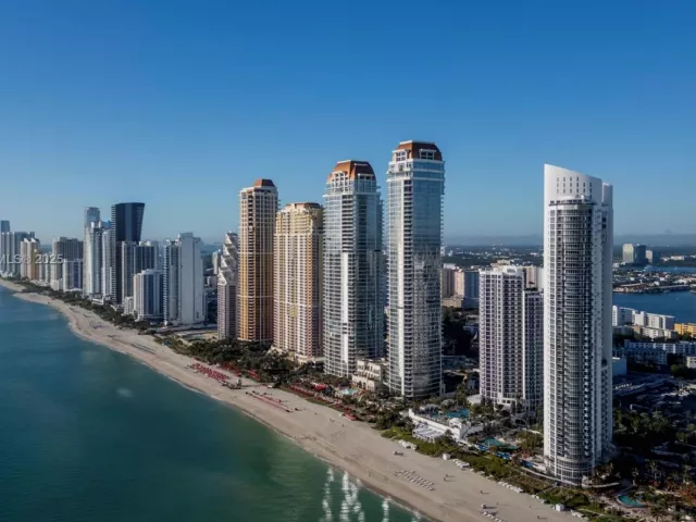 4-bedroom condo for sale in Sunny Isles Beach - 18555 Collins Ave 2303 - MondialRealty
