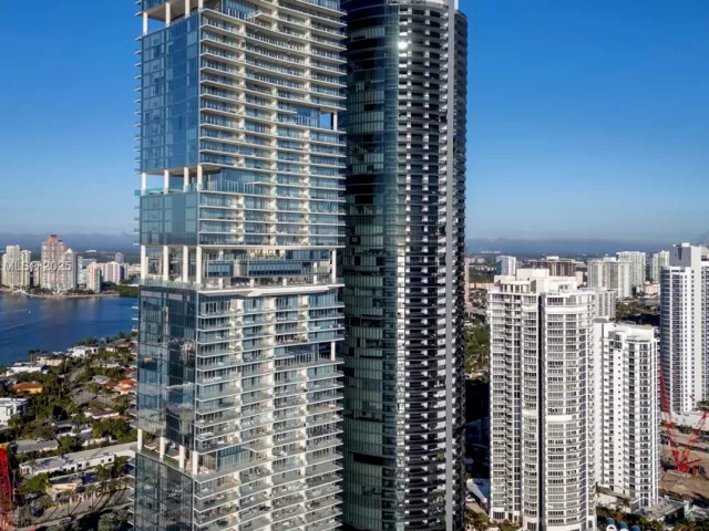 4-bedroom condo for sale in Sunny Isles Beach - 18555 Collins Ave 2303 - MondialRealty