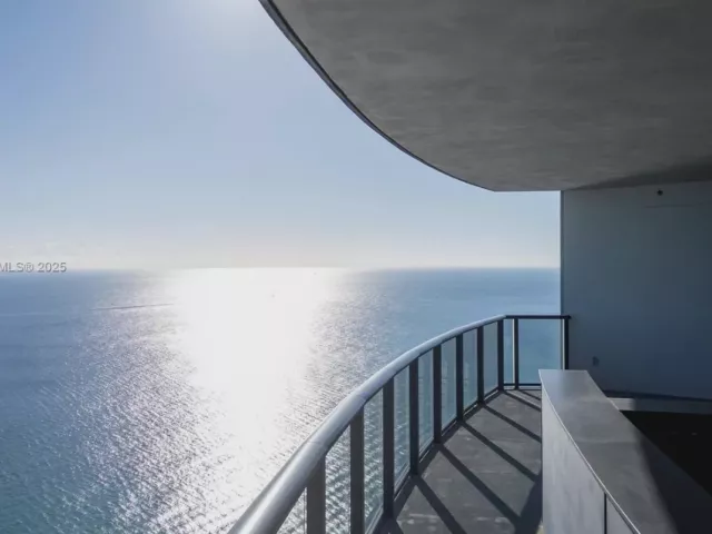 4-bedroom condo for sale in Sunny Isles Beach - 18555 Collins Ave 2303 - MondialRealty