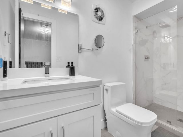 Home for sale at 5421 N 36th Ct - photo 6223990