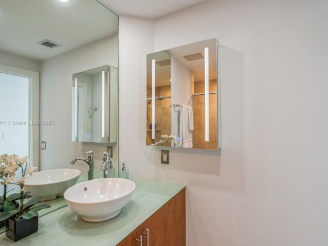 Apartment for rent  Unit #1602 - photo 7440375