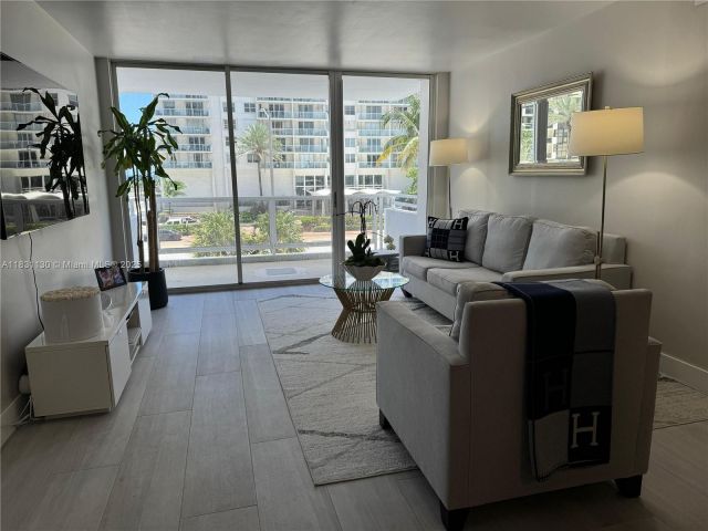 2-bedroom condo for sale in Miami Beach - 5700 Collins Ave 3C - MondialRealty