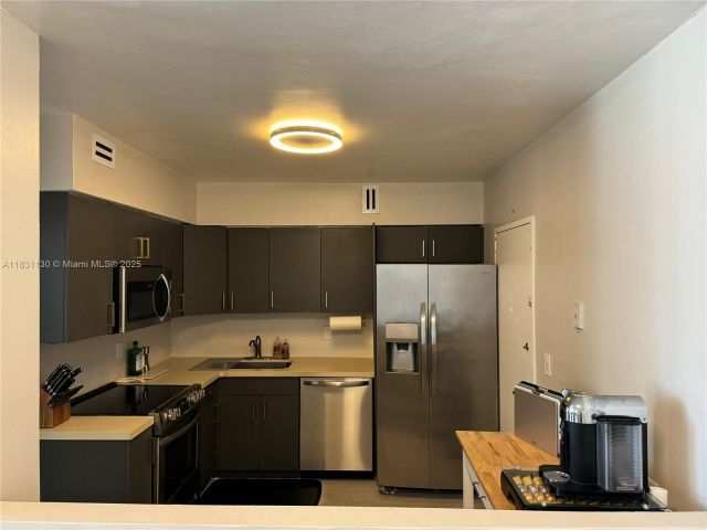 2-bedroom condo for sale in Miami Beach - 5700 Collins Ave 3C - MondialRealty