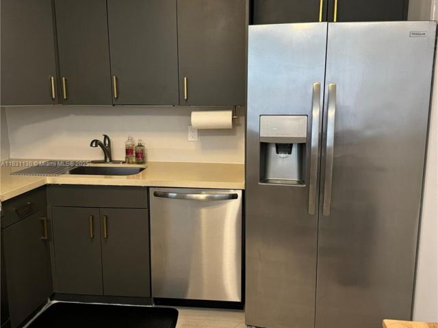 2-bedroom condo for sale in Miami Beach - 5700 Collins Ave 3C - MondialRealty