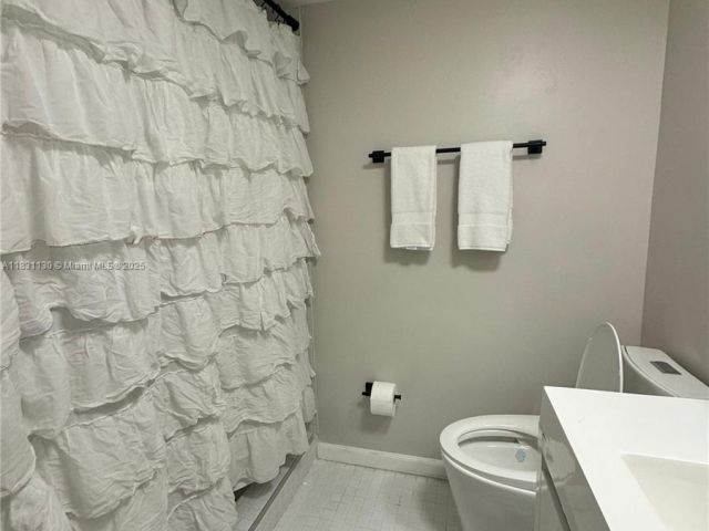 2-bedroom condo for sale in Miami Beach - 5700 Collins Ave 3C - MondialRealty
