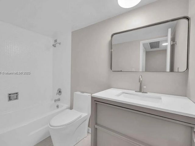 2-bedroom condo for sale in Miami Beach - 5700 Collins Ave 3C - MondialRealty