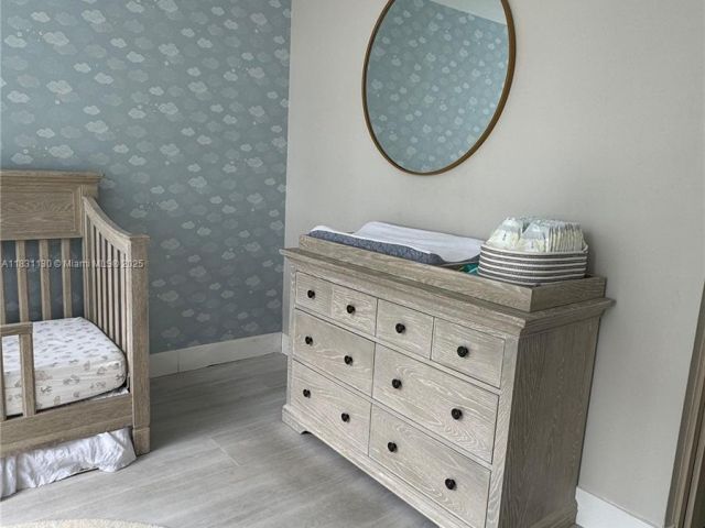 2-bedroom condo for sale in Miami Beach - 5700 Collins Ave 3C - MondialRealty