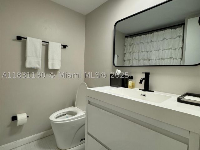 2-bedroom condo for sale in Miami Beach - 5700 Collins Ave 3C - MondialRealty