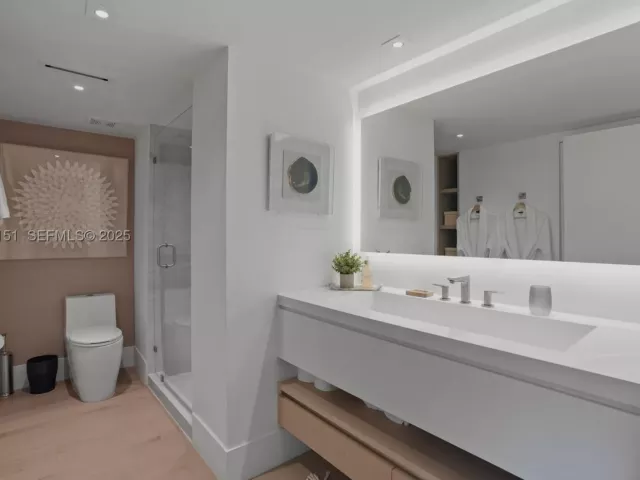 2-bedroom condo for sale in Miami Beach - 2301 Collins Ave 407 - MondialRealty