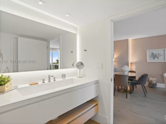 2-bedroom condo for sale in Miami Beach - 2301 Collins Ave 407 - MondialRealty