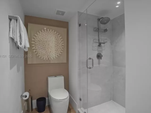2-bedroom condo for sale in Miami Beach - 2301 Collins Ave 407 - MondialRealty