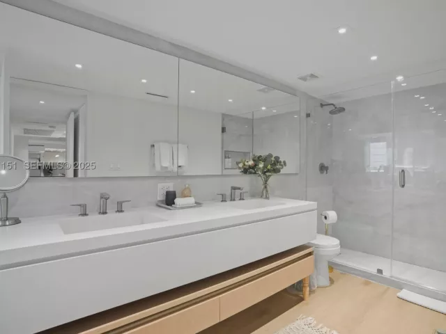 2-bedroom condo for sale in Miami Beach - 2301 Collins Ave 407 - MondialRealty