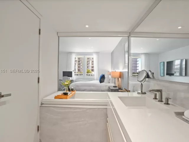 2-bedroom condo for sale in Miami Beach - 2301 Collins Ave 407 - MondialRealty