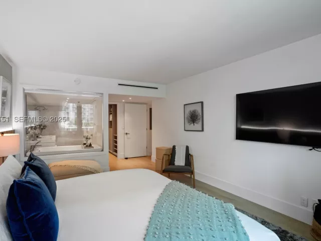2-bedroom condo for sale in Miami Beach - 2301 Collins Ave 407 - MondialRealty