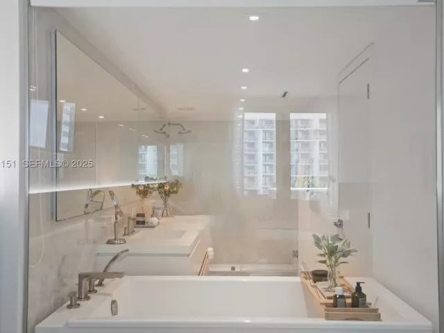 2-bedroom condo for sale in Miami Beach - 2301 Collins Ave 407 - MondialRealty