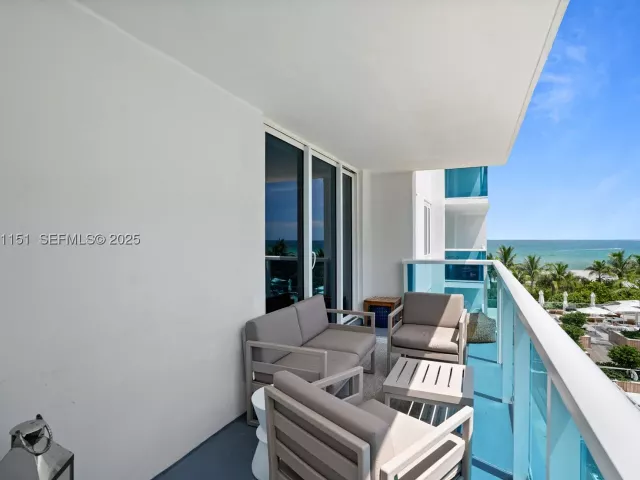 2-bedroom condo for sale in Miami Beach - 2301 Collins Ave 407 - MondialRealty