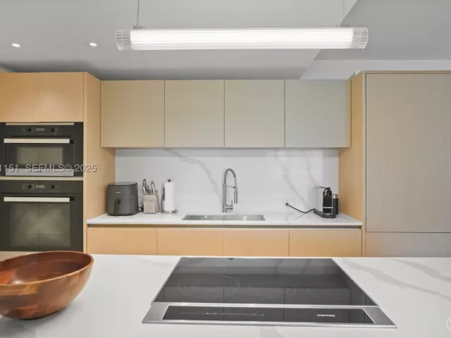 2-bedroom condo for sale in Miami Beach - 2301 Collins Ave 407 - MondialRealty