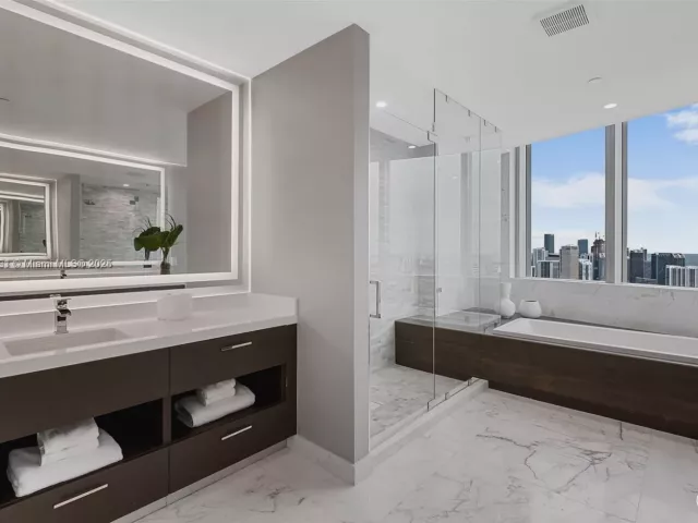 4-bedroom condo for sale in Miami - 851 NE 1st Ave PH4912 - MondialRealty