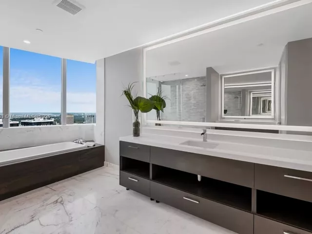 4-bedroom condo for sale in Miami - 851 NE 1st Ave PH4912 - MondialRealty