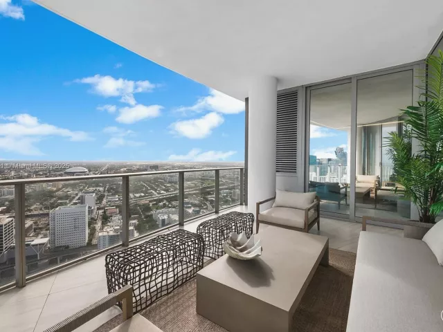 4-bedroom condo for sale in Miami - 851 NE 1st Ave PH4912 - MondialRealty